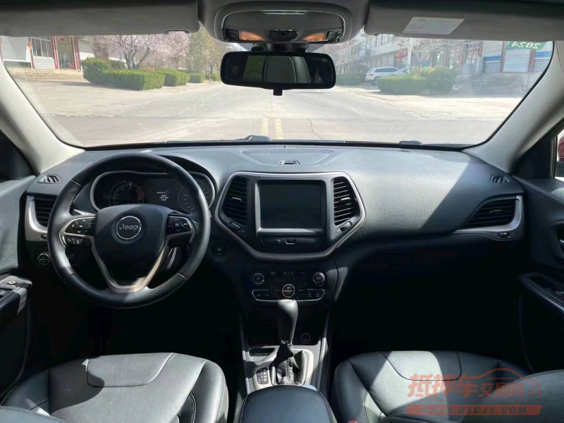 枣庄18年Jeep自由光5