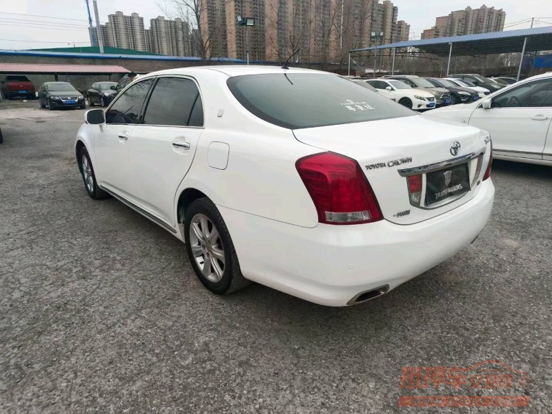 保定10年丰田皇冠4