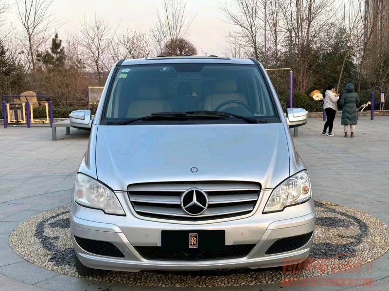 青岛11年奔驰唯雅诺1