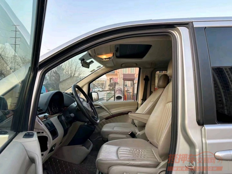 青岛11年奔驰唯雅诺4