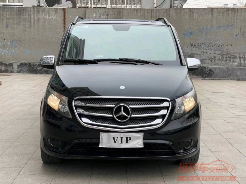 青岛17年奔驰威霆1