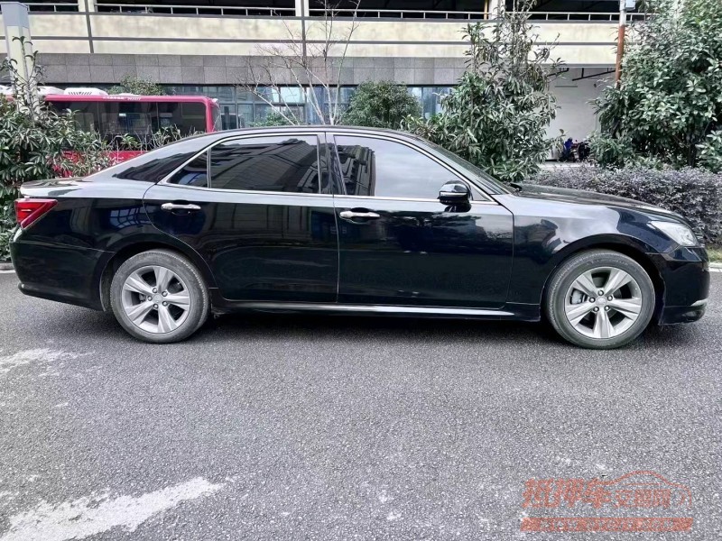 梧州15年丰田皇冠8