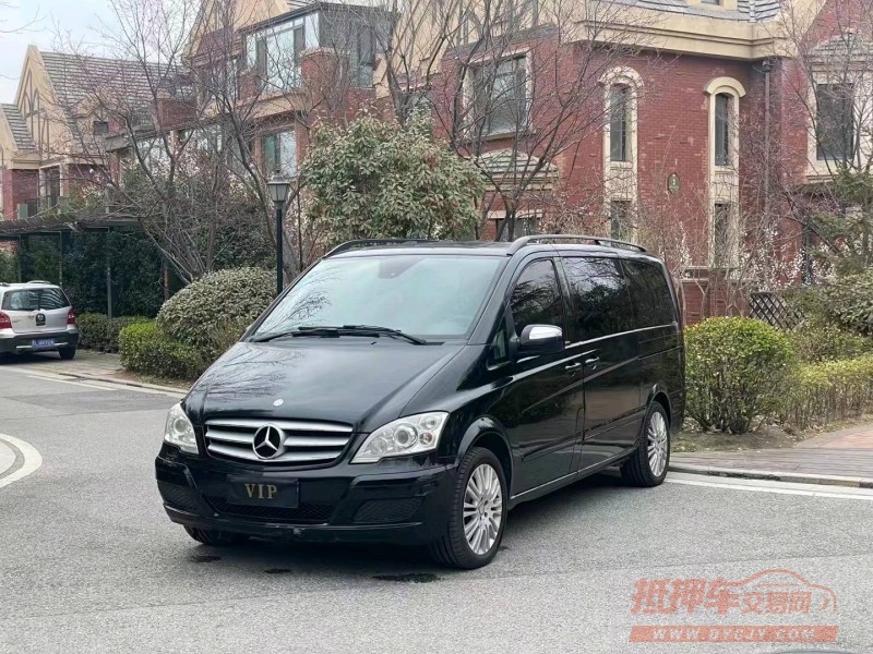 青岛13年奔驰唯雅诺3