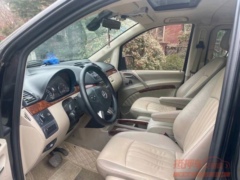 青岛13年奔驰唯雅诺4