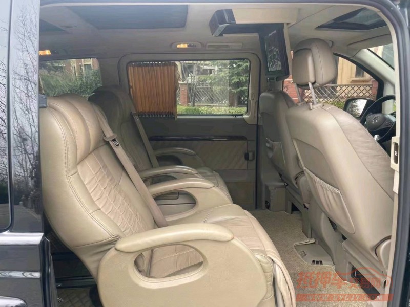 青岛13年奔驰唯雅诺5