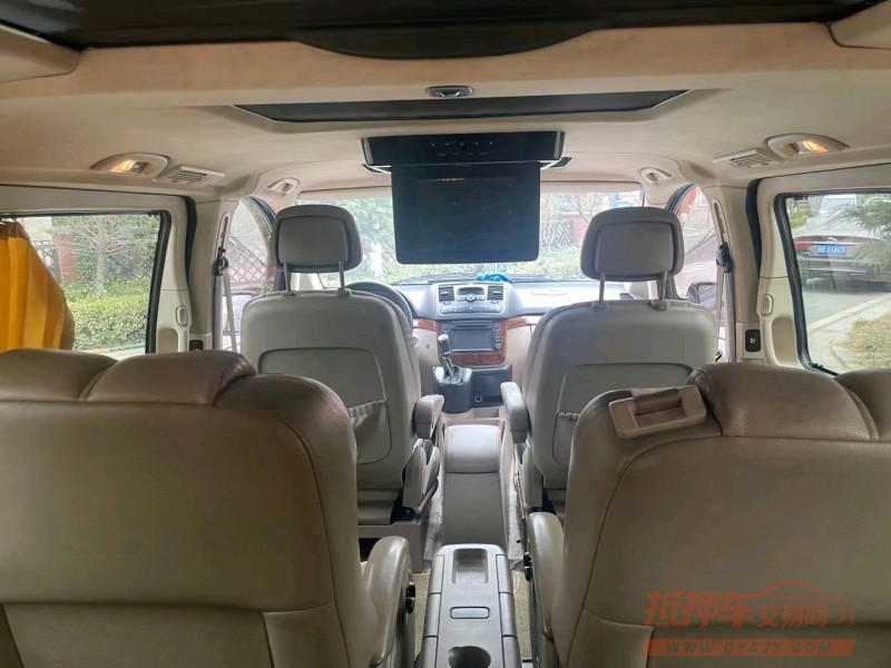 青岛13年奔驰唯雅诺6