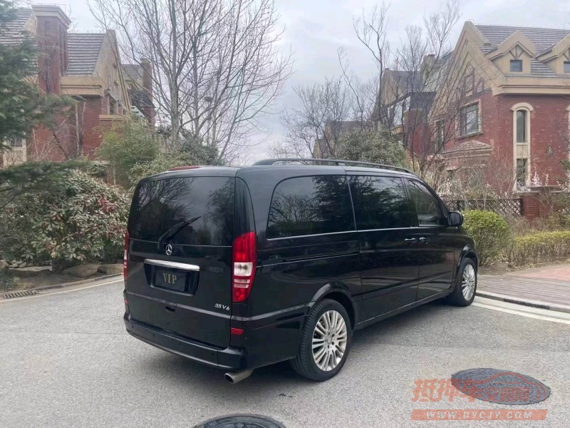 青岛13年奔驰唯雅诺8