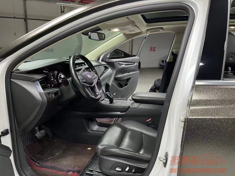 成都17年凯迪拉克XT52