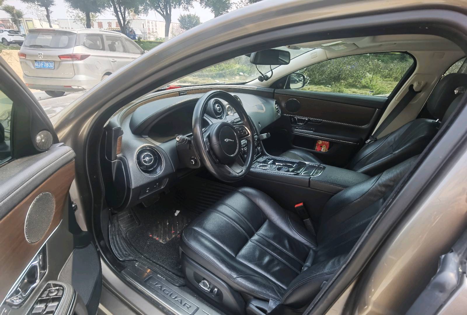 中山16年捷豹XJL4