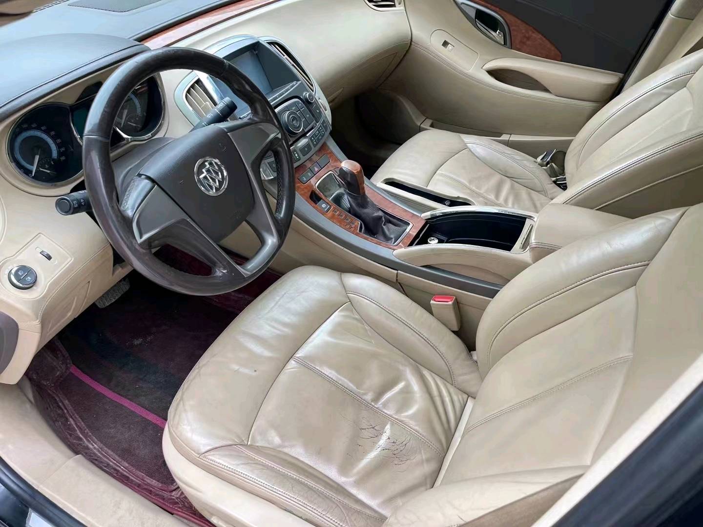 济宁11年别克君越5