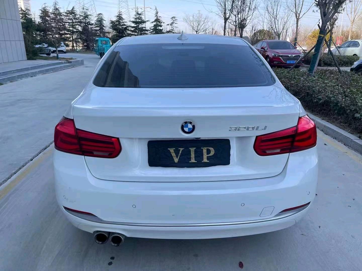 济宁18年宝马3系9