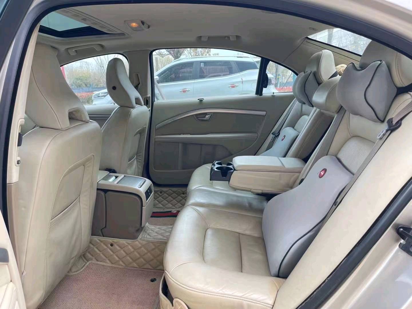 济宁11年沃尔沃S60L新能源4