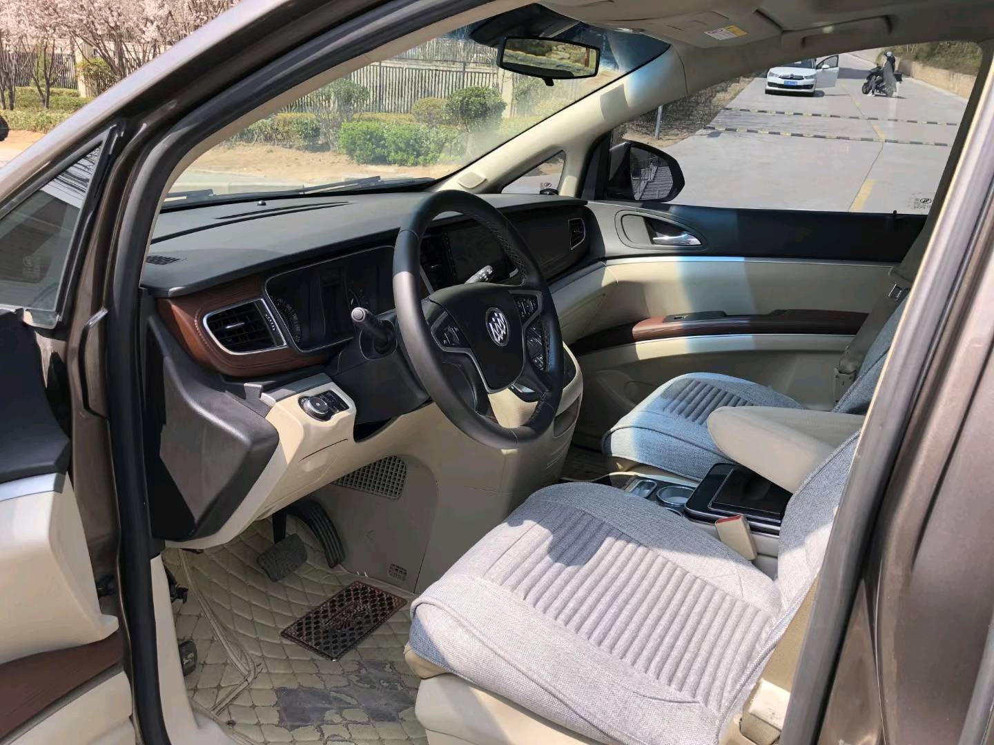 青岛17年别克GL84