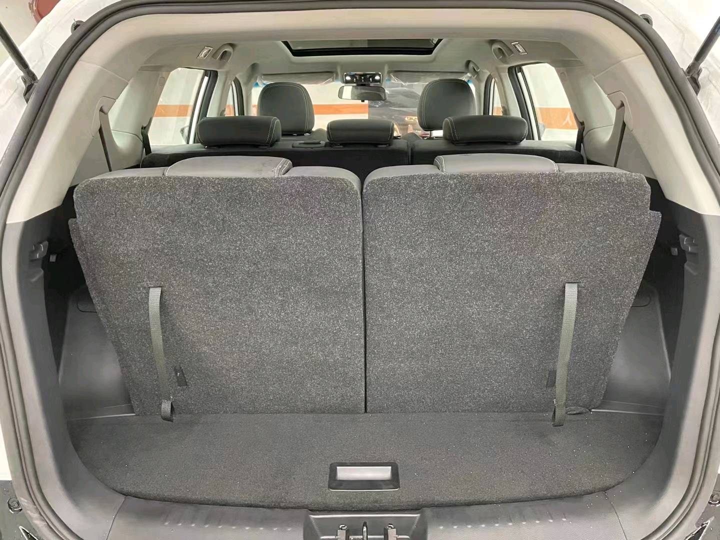 成都23年东南汽车DX概念车8