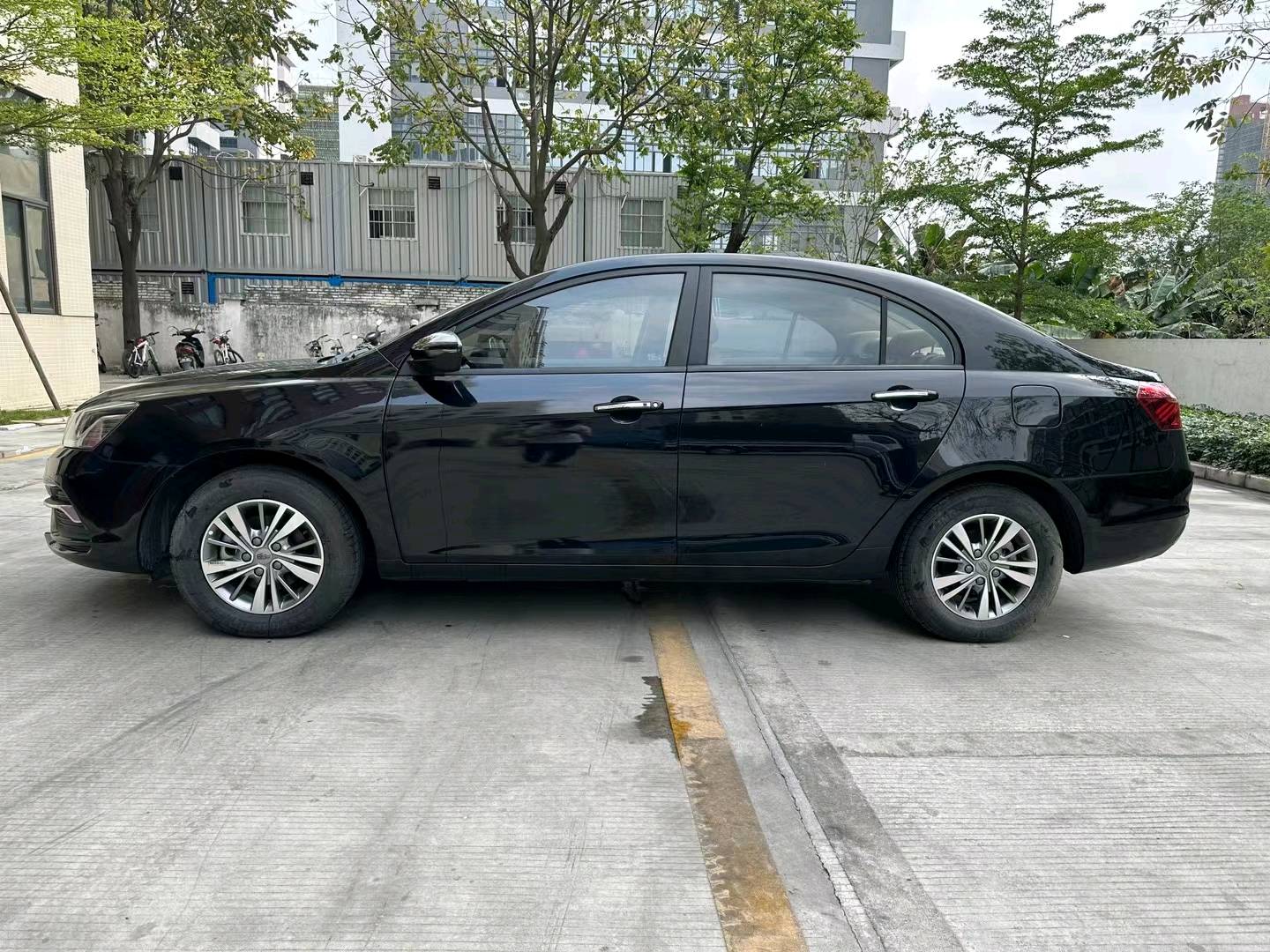 佛山19年吉利帝豪8