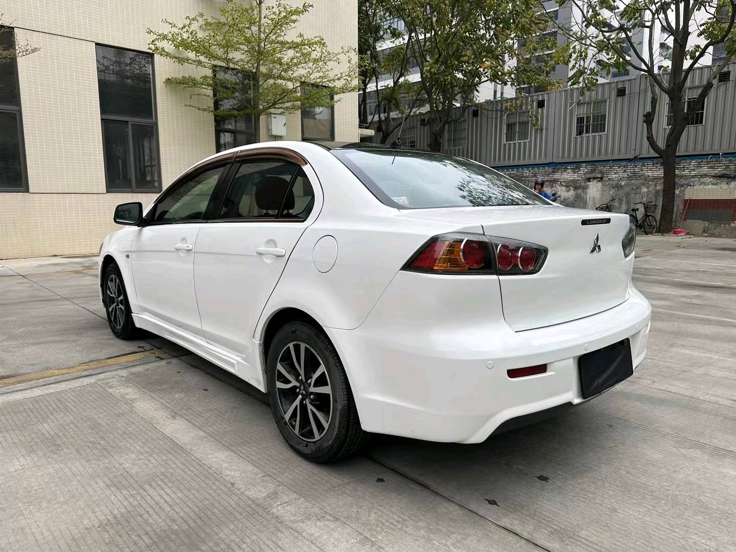 佛山13年三菱翼神8