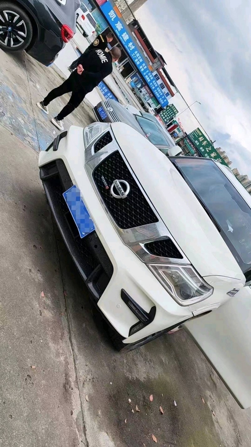 成都17年日产途乐1