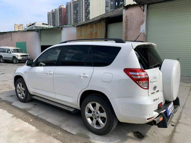 东莞13年丰田RAV47