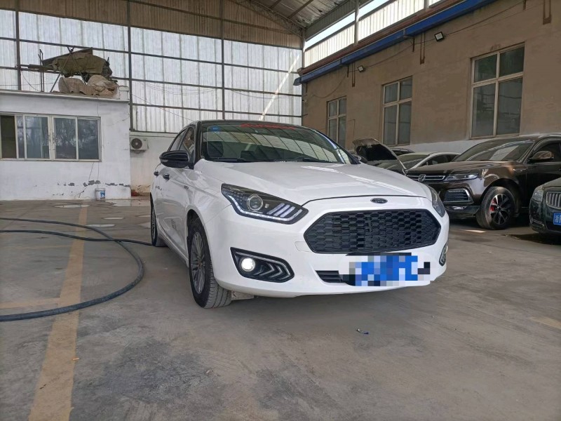 保定17年福特福睿斯2