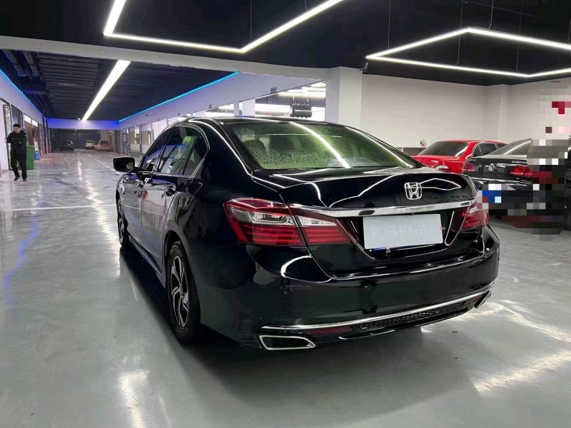 济宁18年本田雅阁8