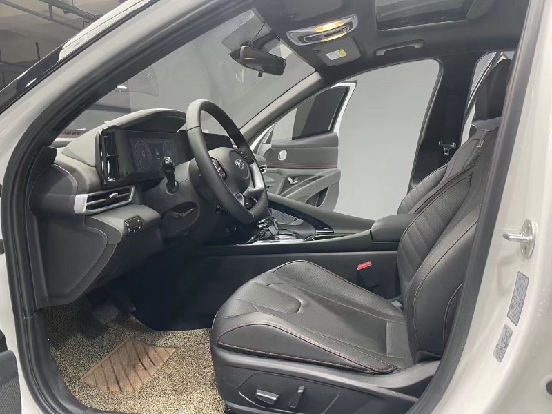 成都22年现代伊兰特3