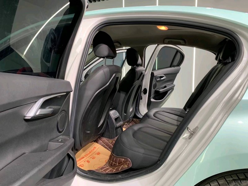 成都19年宝马1系5