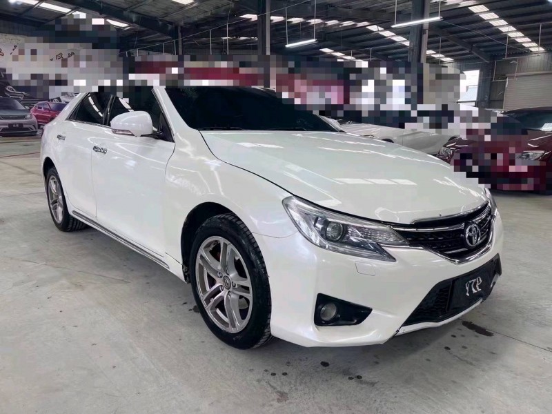 济宁11年丰田锐志2