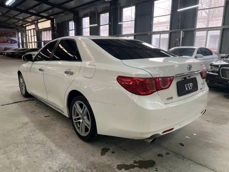 济宁11年丰田锐志8