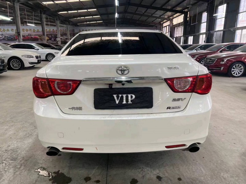 济宁11年丰田锐志9