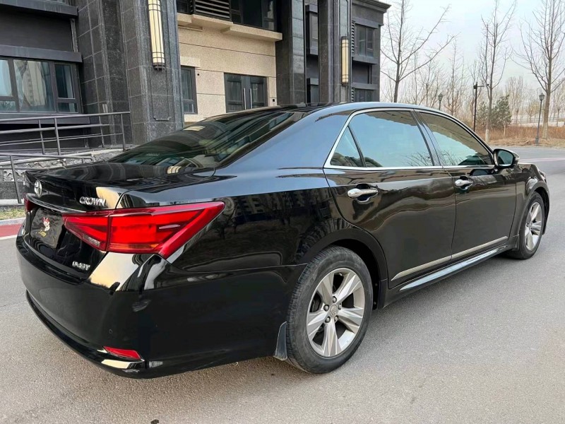 廊坊17年丰田皇冠4