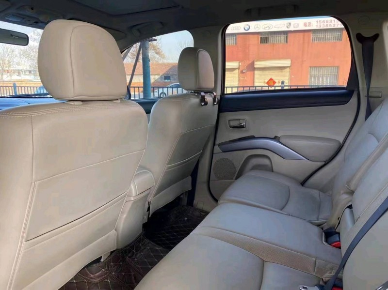 济宁10年三菱欧蓝德4