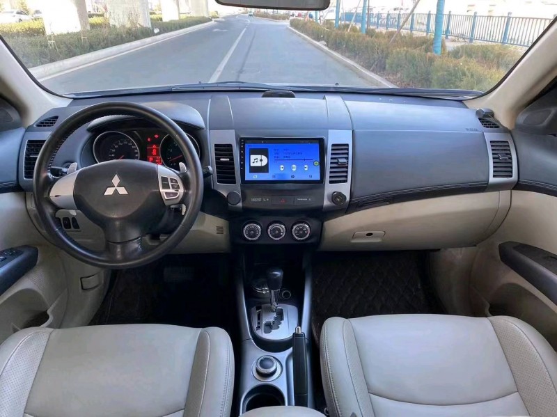 济宁10年三菱欧蓝德5