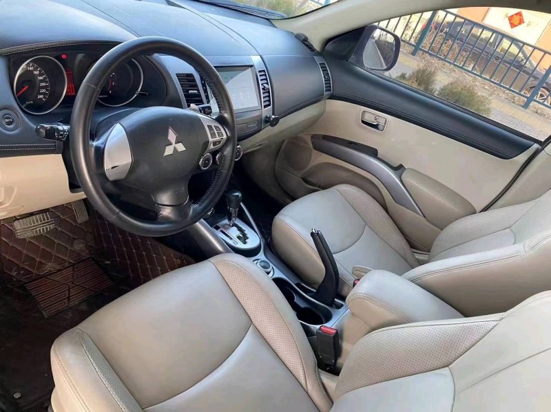 济宁10年三菱欧蓝德6