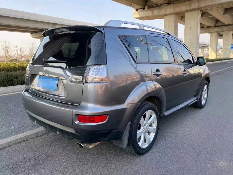 济宁10年三菱欧蓝德7