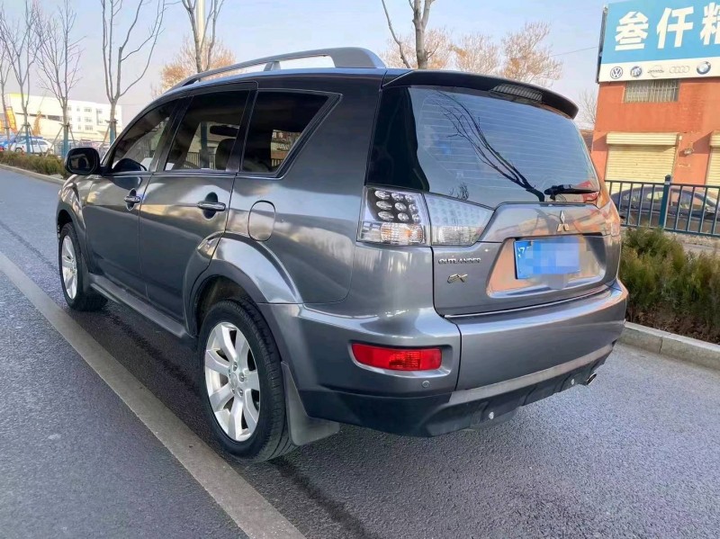 济宁10年三菱欧蓝德8