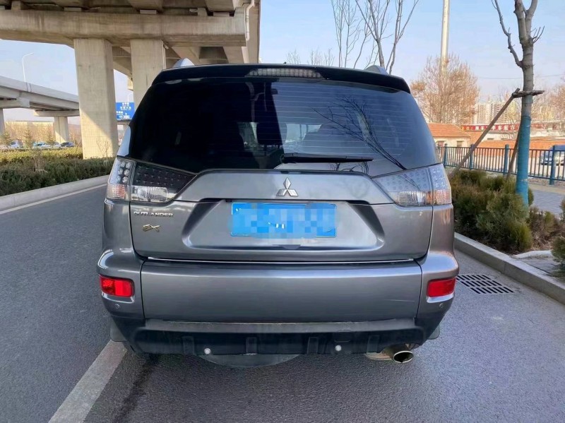 济宁10年三菱欧蓝德9