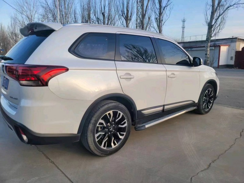 保定19年三菱欧蓝德8