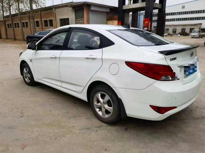 保定16年现代瑞纳4