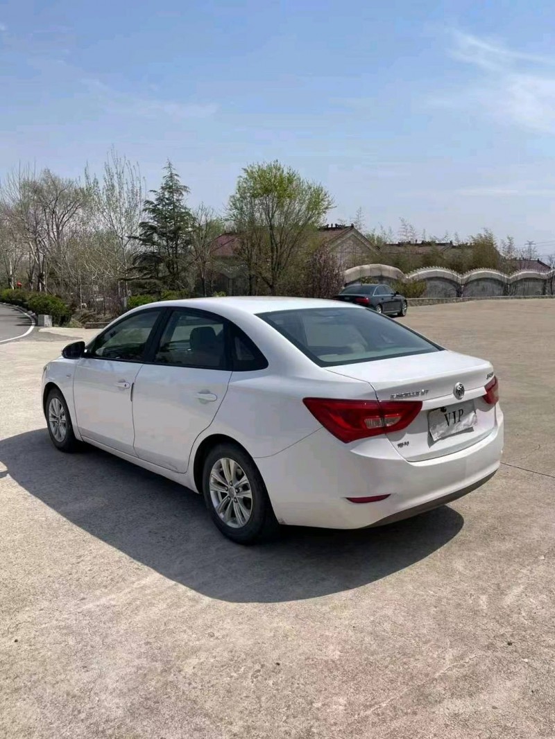 青岛17年别克英朗7