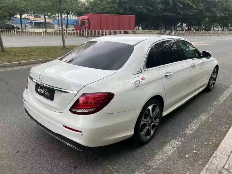 广州17年奔驰E8