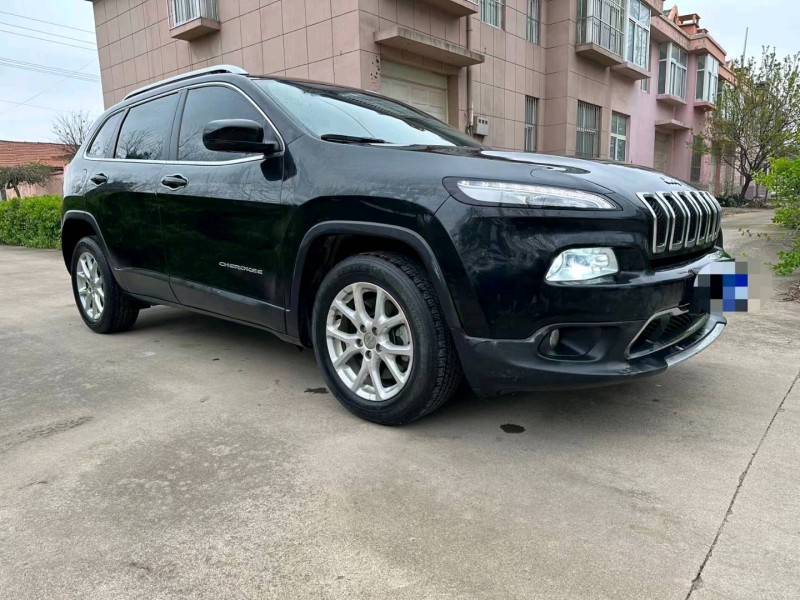 枣庄18年Jeep自由光3