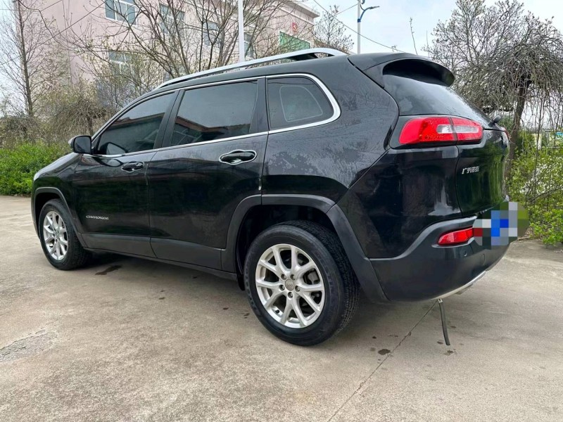 枣庄18年Jeep自由光4