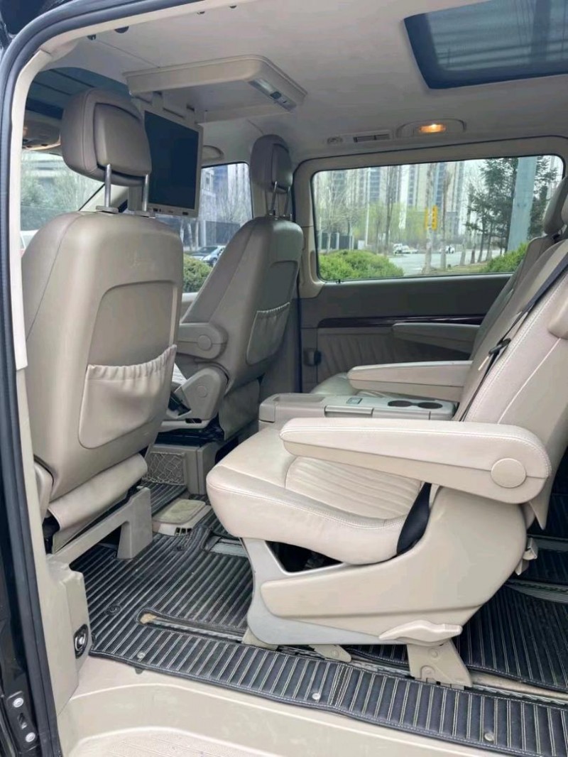 沈阳10年奔驰威霆8