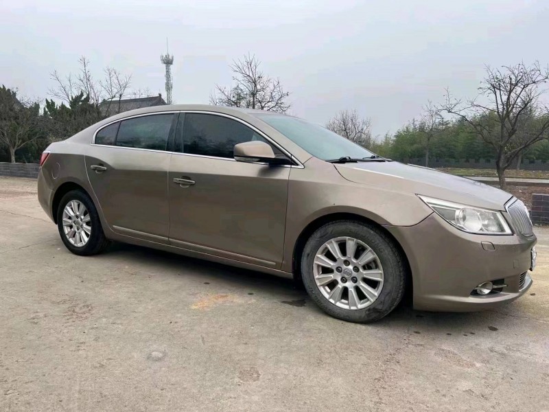 青岛10年别克君越3