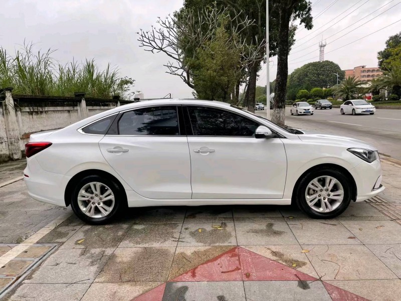 东莞20年长安汽车逸动9