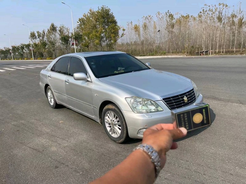 武汉10年丰田皇冠2