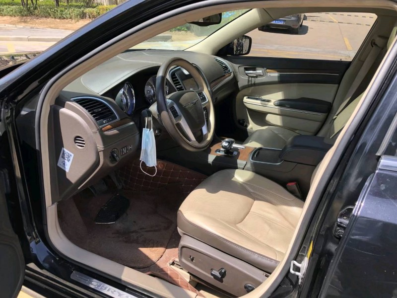 青岛15年克莱斯勒300C4