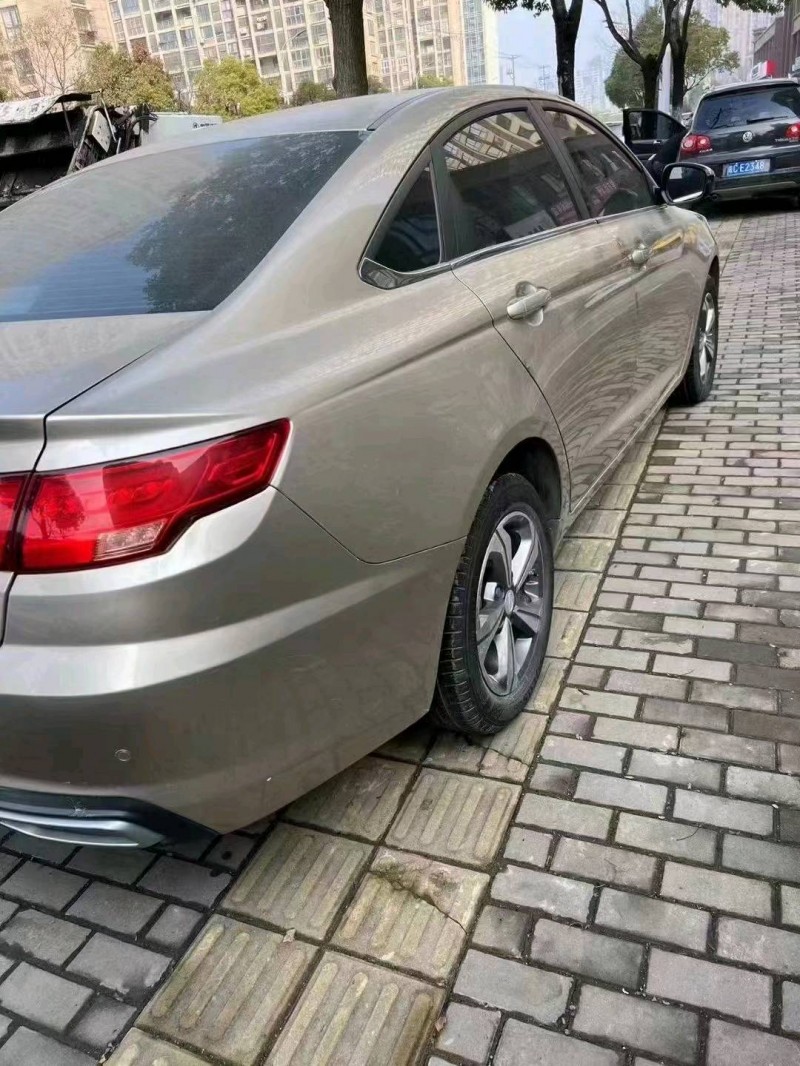 淮南18年吉利帝豪GL9