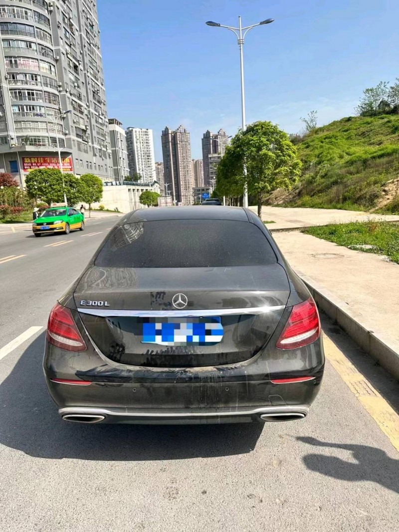 成都17年奔驰E8