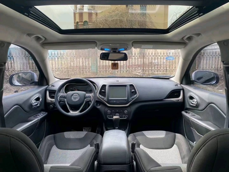 沈阳16年Jeep自由光4